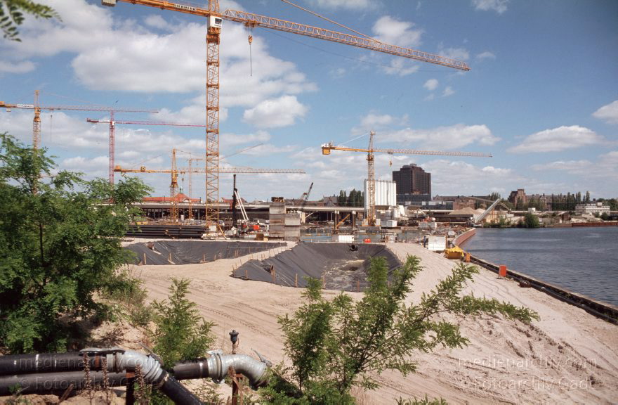 Berlin. Tiergarten. Baustelle am Spreebogen beim Ludwig-Erhard-Ufer
20. Mai 2001. Berlin. Mitte. Tiergarten. (Mitte) Regierungsviertel. Baustelle am Spreebogen beim Ludwig-Erhard-Ufer (rechts. nicht im Bild)
Schlüsselwörter: Berlin;Deutschland;Germany;Mitte;Regierungsviertel;2001;Tiergarten
