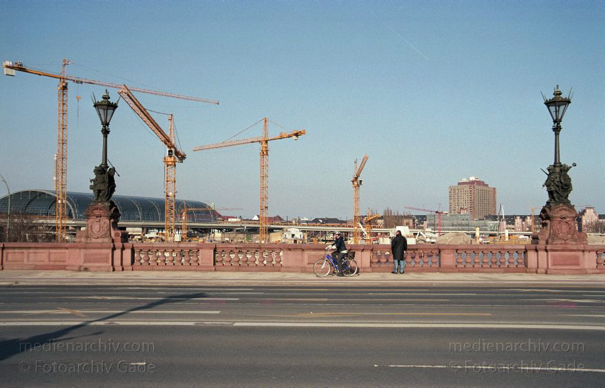 Berlin. Moltkebrücke. Im Hintergrund: Lehrter Bahnhof
15. 3. 2003. Berlin. Mitte. Regierungsviertel. Moltkebrücke. Im Hintergrund: Lehrter Bahnhof
Schlüsselwörter: Berlin;Deutschland;Germany;Lehrter Bahnhof;Mitte;Moltkebrücke;2003;Regierungsviertel