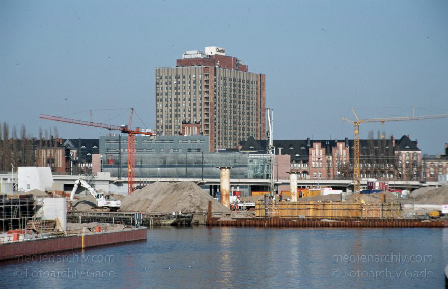 Berlin. Baustelle an der Spree. Nahe Lehrter Bahnhof. Krankenhaus Charité. Spreebogen
15. 3. 2003. Berlin. Mitte. Baustelle an der Spree. Nahe Lehrter Bahnhof. Krankenhaus Charité. Spreebogen
Schlüsselwörter: Berlin;Deutschland;Fluss;Germany;Lehrter Bahnhof;Mitte;Spree;2003;Tiergarten