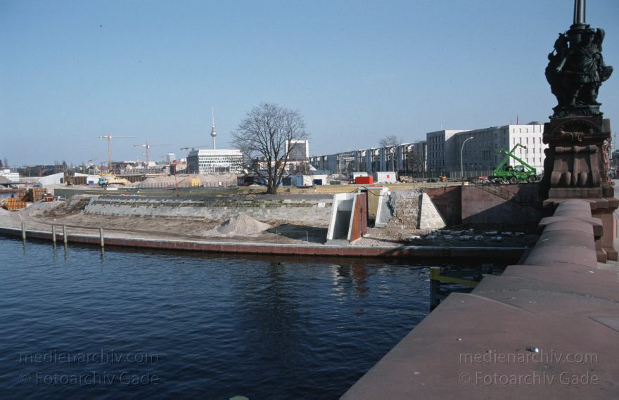 Berlin. Tiergarten. Fluss Spree. Ludwig-Erhard-Ufer
15. 3. 2003. Berlin. Mitte. Tiergarten. Fluss Spree. Baugebiet. Baustelle. Ludwig-Erhard-Ufer
Schlüsselwörter: Baustelle;Berlin;Deutschland;Fluss;Germany;Ludwig-Erhard-Ufer;Mitte;Spree;2003;Tiergarten