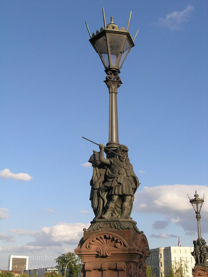 Berlin. Tiergarten. Lampe auf der Moltkebrücke
12. 09. 2004. Berlin. Mitte. Tiergarten. Regierungsviertel. Lampe auf der Moltkebrücke
Schlüsselwörter: Berlin;Deutschland;Germany;Mitte;Moltkebrücke;Regierungsviertel;2004;Tiergarten