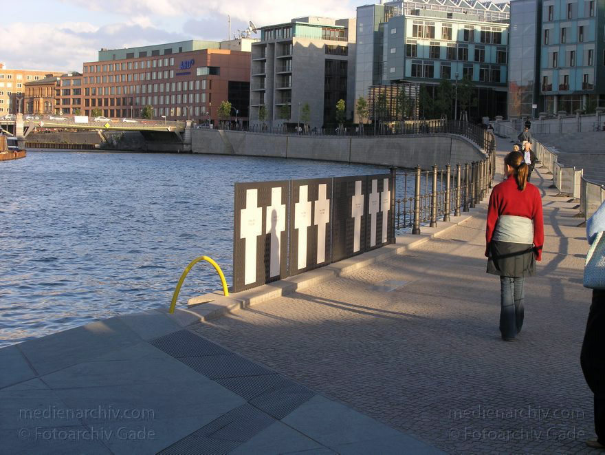 Berlin. Erinnerungskreuze für erschossene DDR Flüchtlinge an der Spree beim Bundestag.
12. 09. 2004. Berlin. Mitte. Regierungsviertel. Erinnerungskreuze für erschossene DDR Flüchtlinge an der Spree beim Bundestag.
Schlüsselwörter: Berlin;Deutschland;Germany;Kreuze;Mitte;Regierungsviertel;2004;Spree