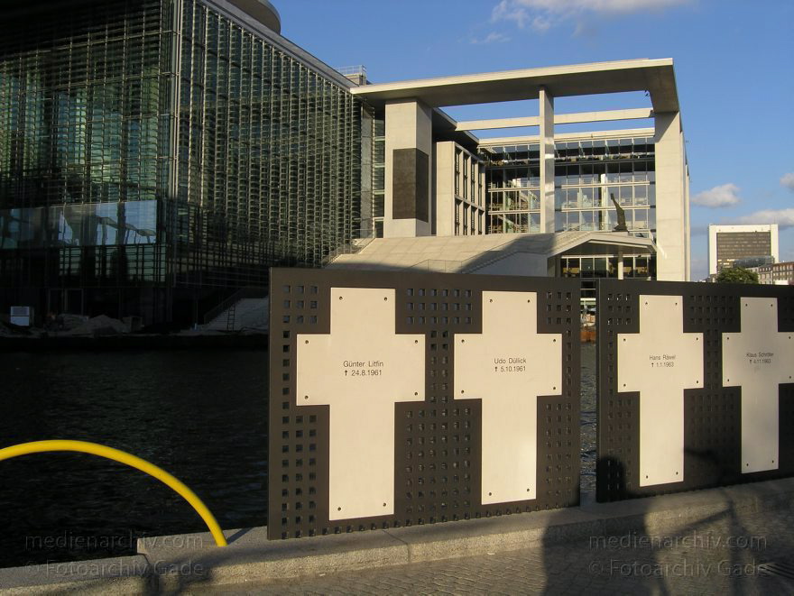 Berlin. Erinnerungskreuze an erschossene DDR Flüchtlinge an der Spree beim Bundestag.
12. 09. 2004. Berlin. Mitte. Regierungsviertel. Erinnerungskreuze an erschossene DDR Flüchtlinge an der Spree beim Bundestag.
Schlüsselwörter: Berlin;Bundestag;Deutschland;Germany;Mitte;Regierungsviertel;2004;Spree