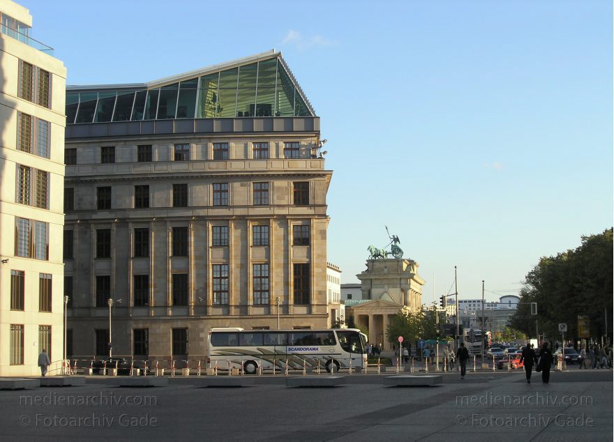 Berlin. Platz am Reichstag. Brandenburger Tor. Dorotheenstraße. Friedrich-Ebert-Platz
12. 09. 2004. Berlin. Mitte. Regierungsviertel. Platz am Reichstag. Brandenburger Tor. Dorotheenstraße. Friedrich-Ebert-Platz
Schlüsselwörter: Berlin;BrandenburgerTor;Deutschland;Germany;Mitte;2004;Regierungsviertel