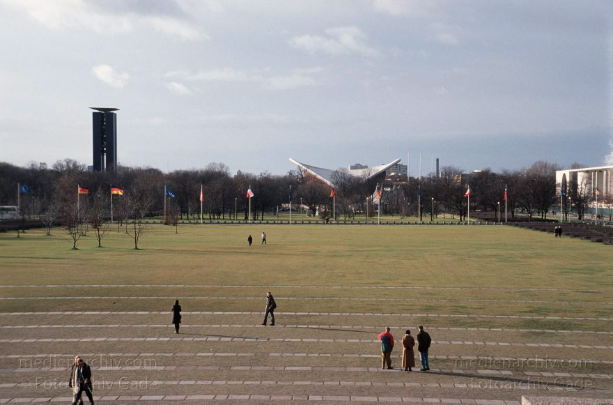 Berlin. Tiergarten. Platz der Republik.
23. 1. 2005. Mitte. Tiergarten. Platz der Republik.
Schlüsselwörter: Berlin;Deutschland;Germany;Mitte;Platz der Republik;2005;Tiergarten