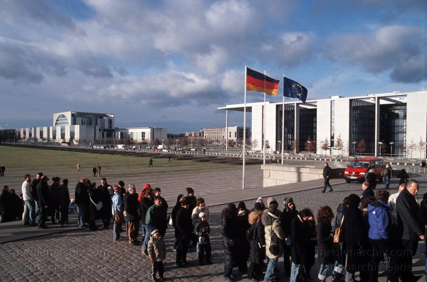 Berlin. Tiergarten. Besucherschlange am Portal des Reichstags
23. 1. 2005. Mitte. Regierungsviertel. Tiergarten. Besucherschlange am Portal des Reichstags. Warteschlange.
Schlüsselwörter: Berlin;Bundestag;Deutschland;Germany;Mitte;Reichstag;Tiergarten;2005;Warteschlange