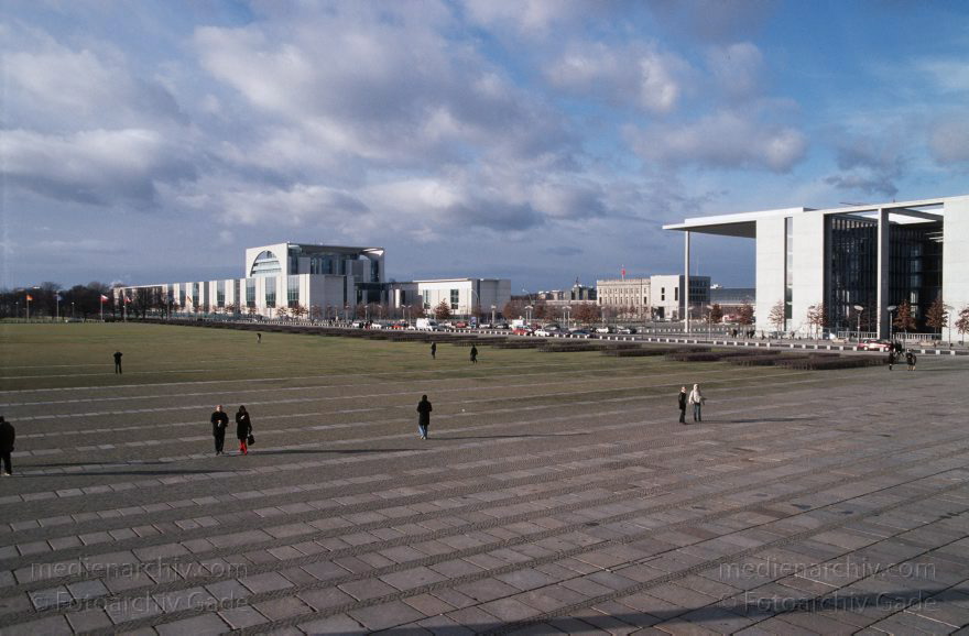 Berlin. Tiergarten. Platz vor dem Reichstag
23. 1. 2005. Mitte. Regierungsviertel. Tiergarten. Platz vor dem Reichstag. rechts: Deutscher Bundestag. Sitzungssäle. Abgeordnetenbüros. Verwaltung. Bundeskanzleramt
Schlüsselwörter: Berlin;Bundestag;Deutschland;Germany;Mitte;2005;Tiergarten