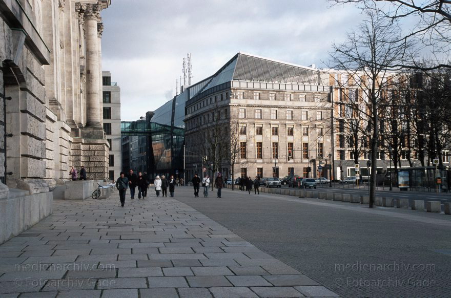 Berlin. Scheidemanstraße. Dorotheenstraße beim Reichstag
23. 1. 2005. Mitte. Regierungsviertel. Scheidemanstraße. Dorotheenstraße beim Reichstag
Schlüsselwörter: Berlin;Deutschland;Dorotheenstraße;Germany;Mitte;Scheidemannstraße;2005;Tiergarten