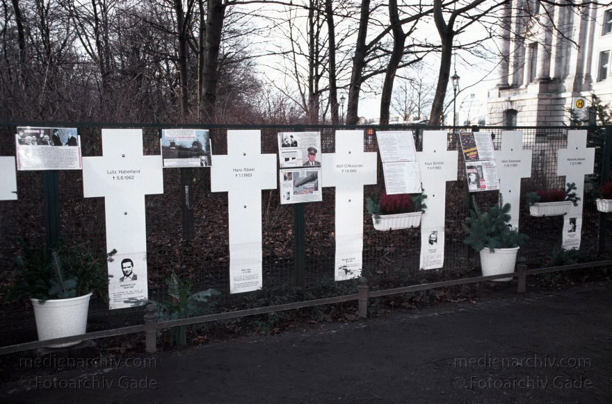 Berlin. Tiergarten. Gedenkkreuze für Opfer an der Berliner Mauer beim Reichstag.
23. 1. 2005. Mitte. Regierungsviertel. Tiergarten. Gedenkkreuze für Opfer an der Berliner Mauer beim Reichstag.
Schlüsselwörter: Berlin;Deutschland;Gedenkkreuze;Germany;Mitte;Reichstag;2005;Tiergarten