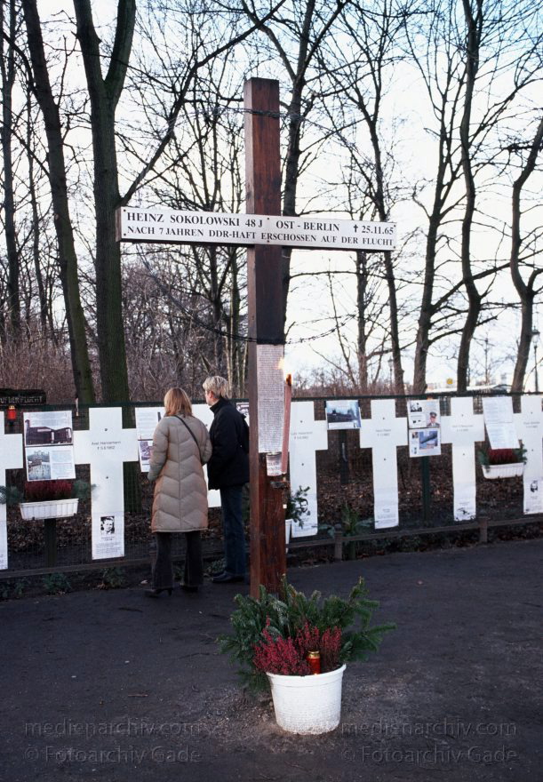 Berlin. Tiergarten. Gedenkkreuze für Opfer an der Berliner Mauer beim Reichstag.
23. 1. 2005. Mitte. Regierungsviertel. Tiergarten. Gedenkkreuze für Opfer an der Berliner Mauer beim Reichstag.
Schlüsselwörter: Berlin;Deutschland;Gedenkkreuze;Germany;Mitte;Reichstag;2005;Tiergarten
