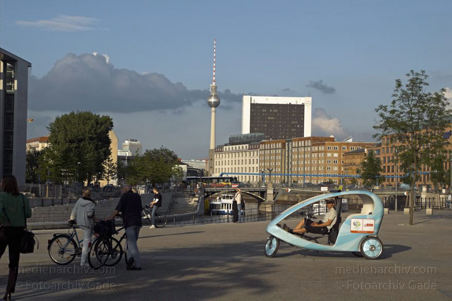 Berlin. Reichstagufer. Spree. Marschallbrücke. Fernsehturm am Alexanderplatz.
22. 5. 2005. Berlin. Mitte. Regierungsviertel. Reichstagufer. Am Fluss. Fluß Spree. Marschallbrücke. Fernsehturm am Alexanderplatz.
Schlüsselwörter: Berlin;Deutschland;Fernsehturm;Germany;Marschallbrücke;Mitte;Regierungsviertel;Reichstagufer;2005;Spree