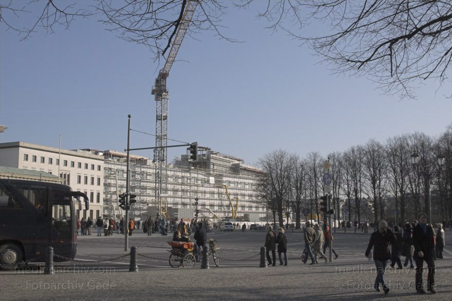 Berlin. Baustelle amerikanische Botschaft. rechts: Tiergarten.
18. Februar 2007. Berlin. Mitte. Baustelle amerikanische Botschaft. rechts: Tiergarten.
Schlüsselwörter: Berlin;Deutschland;Germany;2007;Mitte