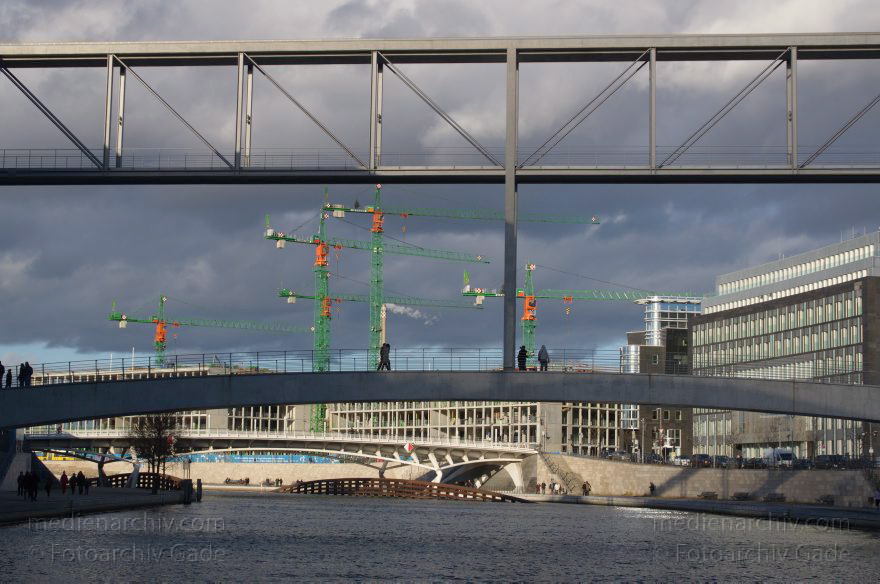 Berlin. Spree. Fußgängerbrücke Spreesprung
30. 12. 2012. Berlin. Mitte. Regierungsviertel. Fluss Spree. Fußgängerbrücke Spreesprung
Schlüsselwörter: Berlin;Deutschland;Fluss;Germany;Mitte;Regierungsviertel;2012;Spree