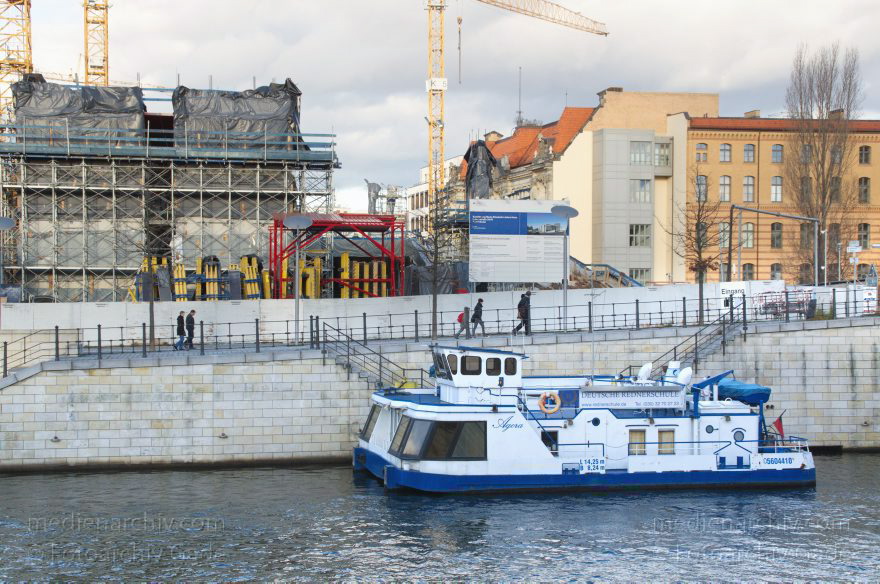 Berlin. Schiffbauerdamm. Spree. Boot. Schiff
30. 12. 2012. Berlin. Mitte. Schiffbauerdamm. Fluss Spree. Boot. Schiff
Schlüsselwörter: Berlin;Boot;Deutschland;Fluss;Germany;Mitte;Schiff;Schiffbauerdamm;2012;Spree