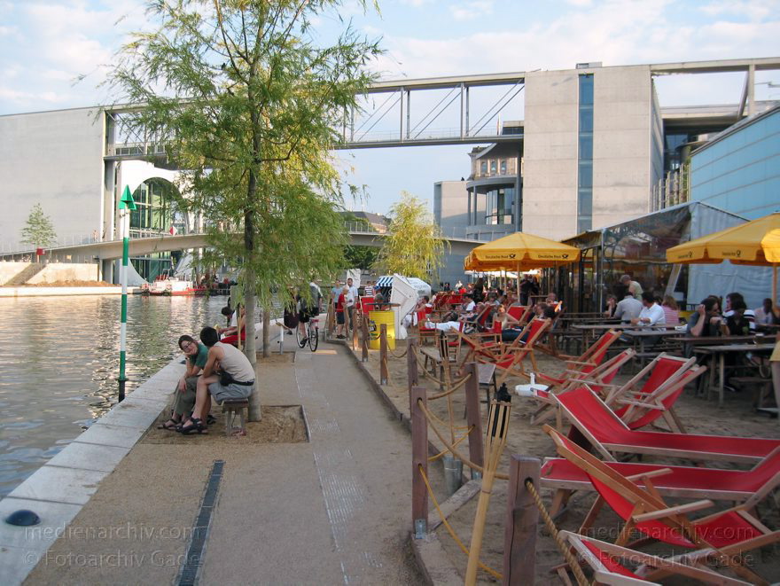 Berlin. Tiergarten. Ludwig-Erhard-Ufer. Cafe Lokal. Bar am Deutschen Bundestag.
1. 8. 2004. Berlin. Mitte. Tiergarten. Regierungsviertel. Ludwig-Erhard-Ufer. Cafe. Lokal. Bar am Deutschen Bundestag.
Schlüsselwörter: Bar;Berlin;Café;Deutscher Bundestag;Deutschland;Germany;Ludwig-Erhard-Ufer;Mitte;Regierungsbezirk;Regierungsviertel;2004;Tiergarten