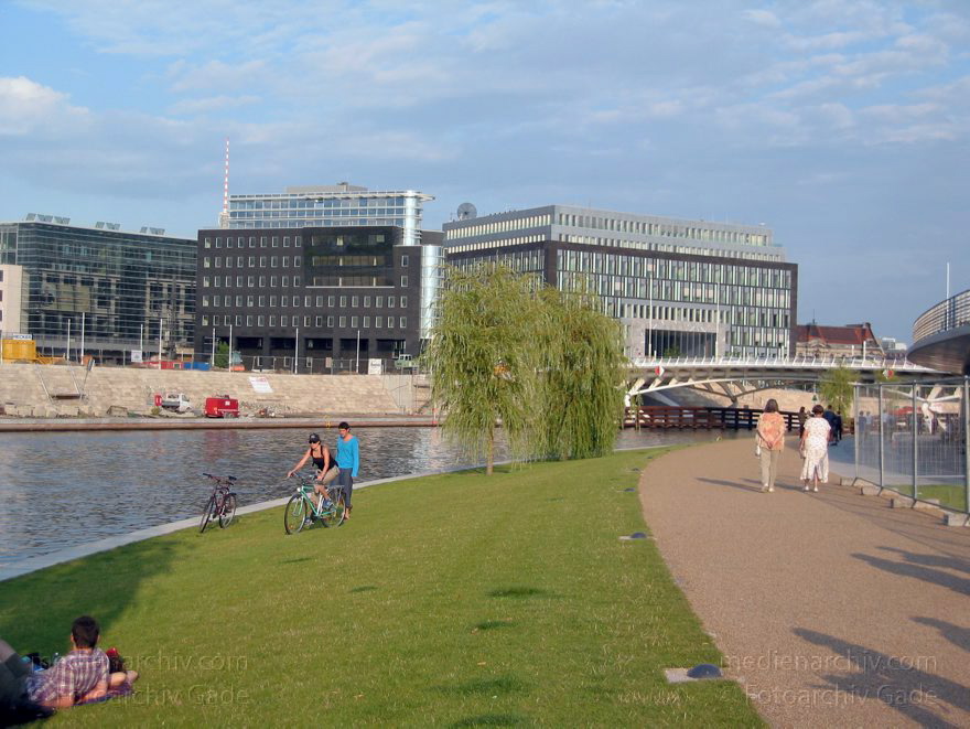 Berlin. Tiergarten. Ludwig-Erhard-Ufer Spree.
1. 8. 2004. Berlin. Mitte. Tiergarten. Regierungsviertel. Ludwig-Erhard-Ufer Fluss Spree.
Schlüsselwörter: Berlin;Deutschland;Fluss;Germany;Ludwig-Erhard-Ufer;Mitte;Regierungsbezirk;Regierungsviertel;river;Spree;2004;Tiergarten