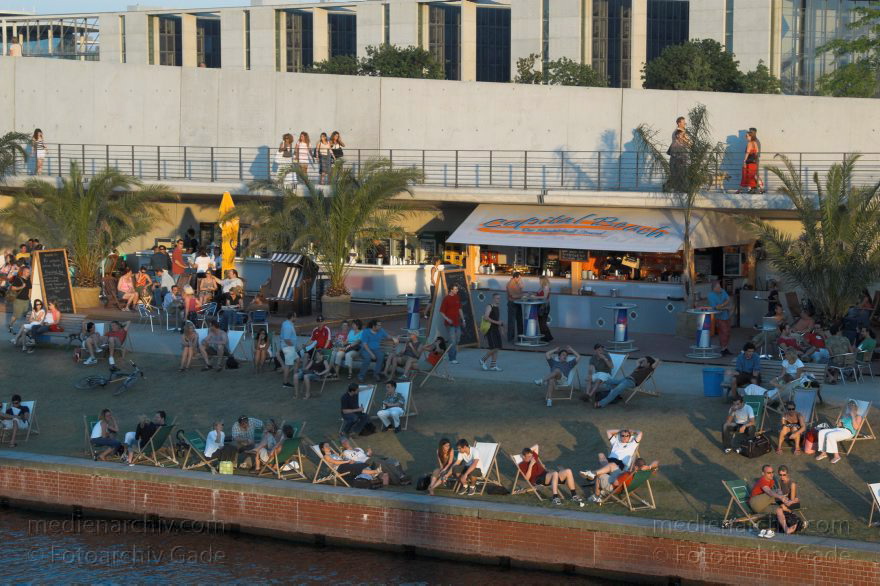 Berlin. Tiergarten. Strandcafe am Ludwig-Erhard-Ufer Spree.
2. 7. 2006. Berlin. Mitte. Tiergarten. Regierungsviertel. 'Strandcafe' am Ludwig-Erhard-Ufer' Fluss Spree. Liegestühle. Liegestuhl.
Schlüsselwörter: Deutschland;Germany;Mitte;Berlin;Regierungsviertel