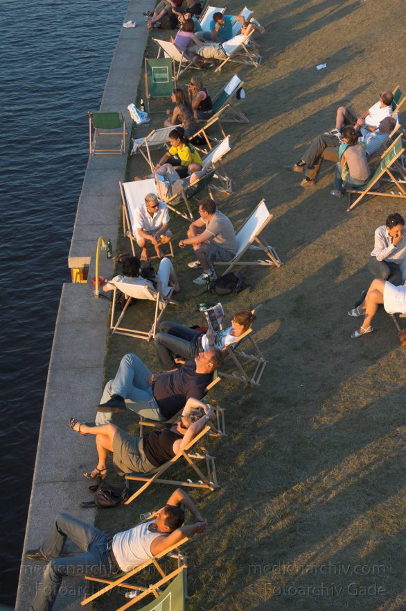 Berlin. Tiergarten. Strandcafe am Ludwig-Erhard-Ufer Spree.
2. 7. 2006. Berlin. Mitte. Tiergarten. Regierungsviertel. 'Strandcafe' am Ludwig-Erhard-Ufer' Fluss Spree. Liegestühle. Liegestuhl.
Schlüsselwörter: Deutschland;Fluss;Germany;Liegestuhl;Mitte;Regierungsviertel;river;Berlin;Spree