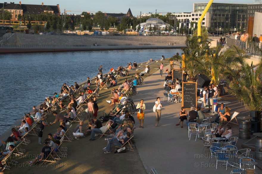 Berlin. Tiergarten. Strandcafe am Ludwig-Erhard-Ufer Spree.
16. 7. 2006. Berlin. Mitte. Tiergarten. Regierungsviertel. 'Strandcafe' am Ludwig-Erhard-Ufer' Fluss Spree. Liegestühle. Liegestuhl.
Schlüsselwörter: Deutschland;Fluss;Germany;Mitte;Regierungsviertel;river;Berlin;Spree