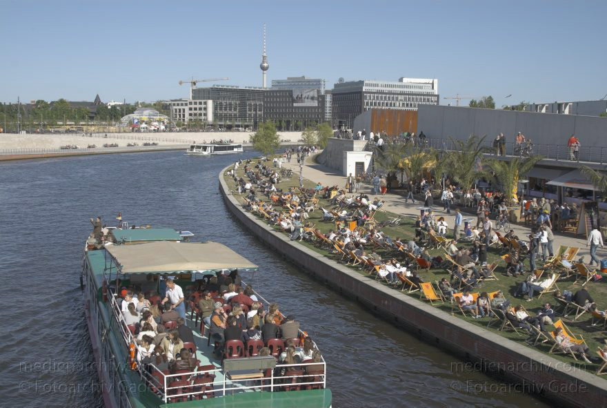 Berlin. Tiergarten. Ludwig-Erhard-Ufer. Sonnen Spree. Cafe. Café. Restaurant. Liegestühle.
29. 4. 2007. Berlin. Mitte. Tiergarten. Regierungsviertel. Ludwig-Erhard-Ufer. Sonnen Fluss Spree. Cafe. Café. Restaurant. Liegestühle. Dampfer auf dem Fluss. Fluß.
Schlüsselwörter: Ausflugsdampfer;Berlin;Dampfer;Deutschland;Fahrgastschiffe;Fluss;Fluß;Germany;Ludwig-Erhard-Ufer;Mitte;Regierungsviertel;Schiffe;sonnen;Spree;2007;Tiergarten