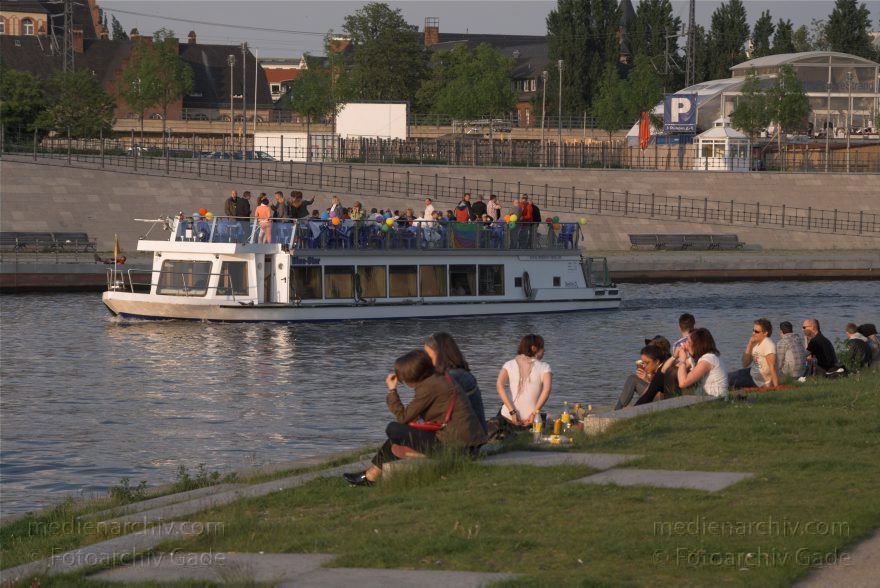 Berlin. Ludwig-Erhard-Ufer
29. 5. 2010. Berlin. Mitte. Regierungsviertel. Ludwig-Erhard-Ufer. MS Blue-Star
Schlüsselwörter: Ausflugsdampfer;Berlin;Deutschland;Fahrgastschiffe;Fluss;Germany;Ludwig-Erhard-Ufer;Mitte;MS Blue-Star;Regierungsviertel;Schiffe;2010;Spree