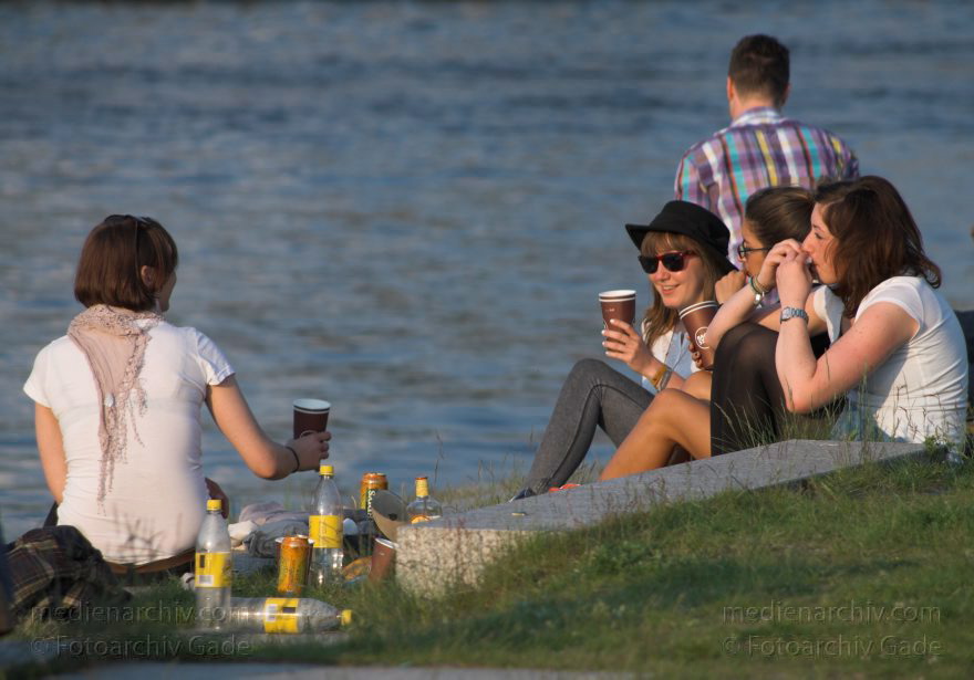 Berlin. Ludwig-Erhard-Ufer. Spree. Junge Frauen feiern.
29. 5. 2010. Berlin. Mitte. Regierungsviertel. Ludwig-Erhard-Ufer. Spree. Junge Frauen feiern.
Schlüsselwörter: Berlin;Deutschland;Fluss;Germany;Ludwig-Erhard-Ufer;Mitte;Regierungsviertel;river;2010;Spree