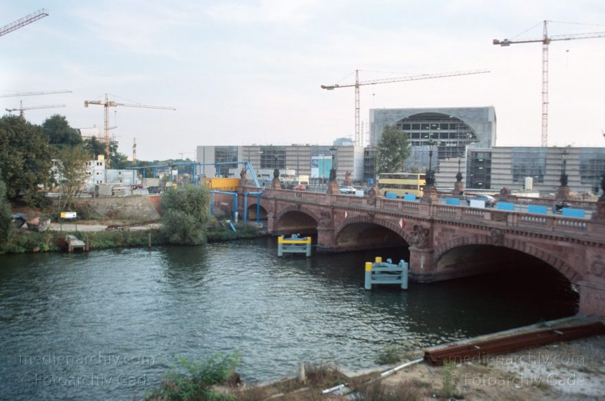 Berlin. Tiergarten. Spreebogen zwischen dem Lehrter Bahnhof und dem Spree. Bundeskanzleramt. Moltkebrücke.
September. 1999. Berlin. Mitte. Tiergarten. Spreebogen zwischen dem Lehrter Bahnhof und dem Regierungsviertel. Spree. Fluss. Bundeskanzleramt. Moltkebrücke.
Schlüsselwörter: Berlin;Bundeskanzleramt;Deutschland;Fluss;Germany;Kanzleramt;Mitte;Moltkebrücke;Regierungsviertel;Spree;Spreebogen;1999;Tiergarten