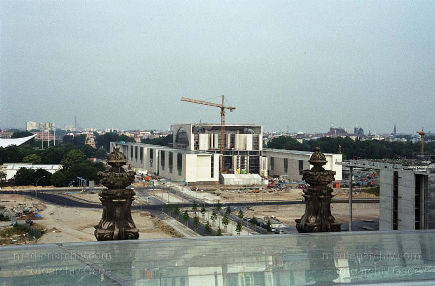 Berlin. Tiergarten. Blick vom Dach des Reichstags zur Baustelle des Bundeskanzleramts.
Juni 2000. Berlin. Mitte. Tiergarten. Regierungsviertel. Blick vom Dach des Reichstags zur Baustelle des Bundeskanzleramts.
Schlüsselwörter: Berlin;Bundeskanzleramt;Deutschland;Germany;Kanzleramt;Mitte;Regierungsviertel;2000;Tiergarten