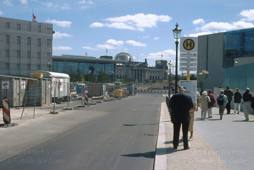 Berlin. Tiergarten. v.l.n.r.: Schweizer Botschaft. Reichstagsgebäude. Kanzleramt.
20. Mai 2001. Berlin. Tiergarten (Mitte). v.l.n.r.: Schweizer Botschaft. Reichstagsgebäude. Kanzleramt.
Schlüsselwörter: Berlin;Deutschland;Germany;Kanzleramt;Mitte;Regierungsviertel;Reichstag;Schweizer Botschaft;2001;Tiergarten