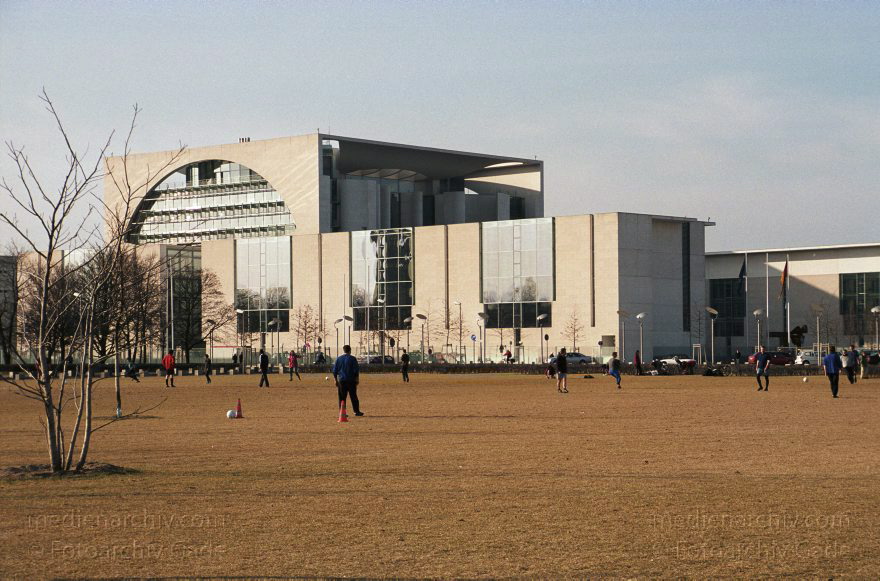 Berlin. Bundeskanzleramt
15. 3. 2003. Berlin. Mitte. Regierungsviertel. Bundeskanzleramt
Schlüsselwörter: Berlin;Bundeskanzleramt;Deutschland;Germany;Kanzleramt;Mitte;2003;Regierungsviertel