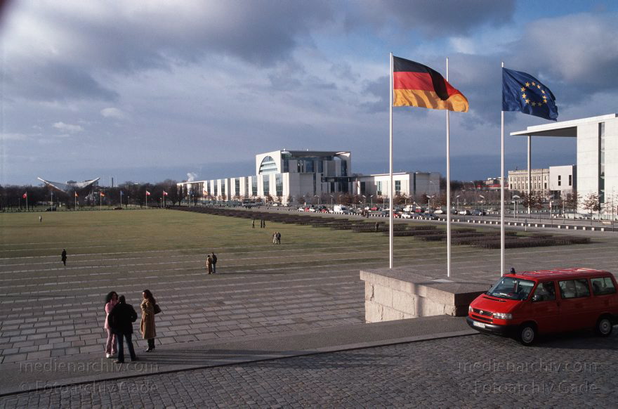 Berlin. Tiergarten. Platz vor dem Reichstag. Deutscher Bundestag
23. 1. 2005. Mitte. Regierungsviertel. Tiergarten. Platz vor dem Reichstag. rechts: Deutscher Bundestag. Sitzungssäle. Abgeordnetenbüros. Verwaltung
Schlüsselwörter: Berlin;Bundestag;Deutschland;Germany;Kanzleramt;Mitte;Regierungsviertel;2005;Tiergarten