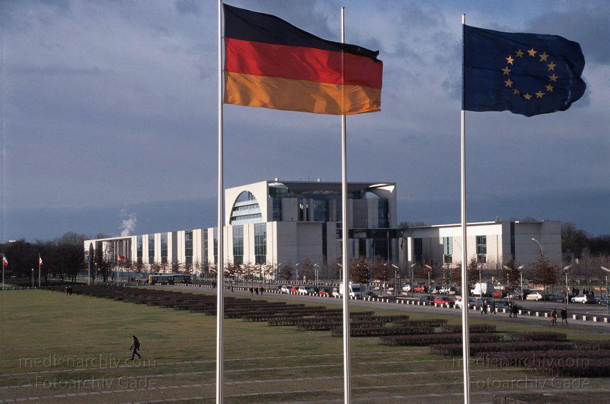 Berlin. Tiergarten. Platz vor dem Reichstag. Deutscher Bundestag
23. 1. 2005. Mitte. Regierungsviertel. Tiergarten. Platz vor dem Reichstag. rechts: Deutscher Bundestag. Sitzungssäle. Abgeordnetenbüros. Verwaltung
Schlüsselwörter: Berlin;Bundestag;Deutschland;Germany;Kanzleramt;Mitte;Regierungsviertel;2005;Tiergarten