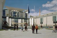 Berlin-Mitte-Regierungsviertel-Kanzleramt-20010520-24.jpg