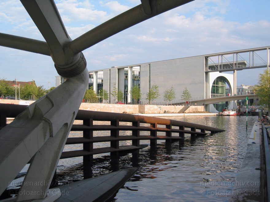 Berlin. Kronprinzenbrücke über der Spree. Deutscher Bundestag. Marie-Elisabeth-Lüders-Haus.
1. 8. 2004. Berlin. Mitte. Regierungsviertel. Kronprinzenbrücke über der Spree. Hinten: Deutscher Bundestag. Marie-Elisabeth-Lüders-Haus.
Schlüsselwörter: Berlin;Brücke;Deutscher Bundestag;Deutschland;Germany;Kronprinzenbrücke;Mitte;Regierungsbezirk;Regierungsviertel;2004;Spree