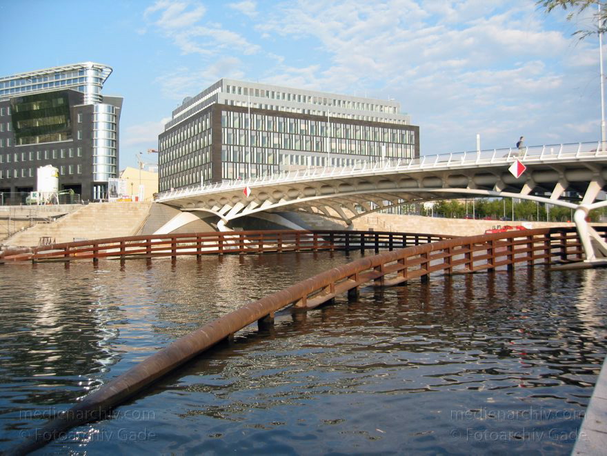 Berlin. Kronprinzenbrücke über der Spree.
1. 8. 2004. Berlin. Mitte. Regierungsviertel. Kronprinzenbrücke über der Spree.
Schlüsselwörter: Berlin;Deutschland;Germany;Kronprinzenbrücke;Mitte;Regierungsbezirk;Regierungsviertel;2004;Spree