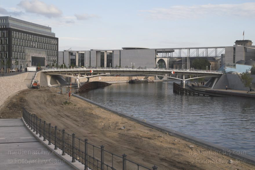 Berlin. Ausflugsdampfer unter der Kronprinzenbrücke. Bundestag.
22. 5. 2005. Berlin. Mitte. Regierungsviertel. Fluss. Ausflugsdampfer unter der Kronprinzenbrücke. Bundestag.
Schlüsselwörter: Berlin;Bundestag;Deutschland;Fluß;Germany;Kapelle-Ufer;Kronprinzenbrücke;Mitte;Regierungsviertel;2005;Spree