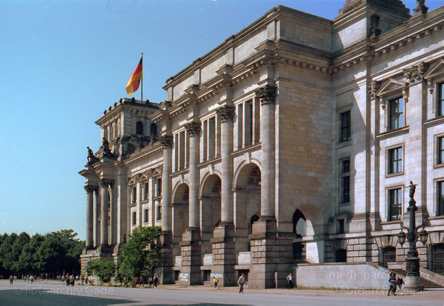 Berlin. Reichstag
30.05.1990 Reichstag in Tiergarten.
Schlüsselwörter: Berlin;Deutschland;Germany;Mai;Mitte;Reichstag;1990;Tiergarten