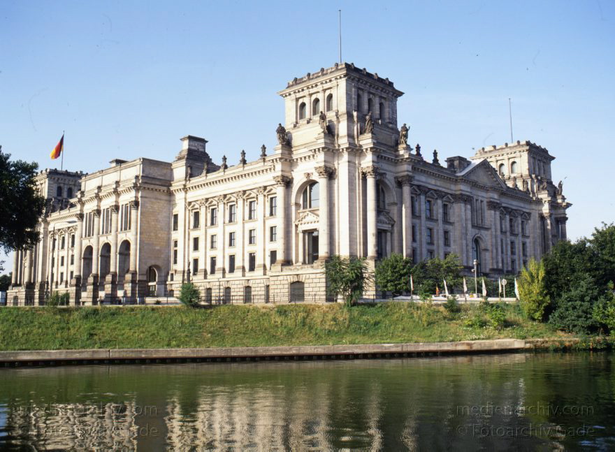 Berlin. Reichstag. Spree
12. 8. 1992. Berlin. Mitte. Tiergarten. Reichstag. Spree
Schlüsselwörter: Berlin;Deutschland;Germany;Mitte;Reichstag;Spree;1992;Tiergarten