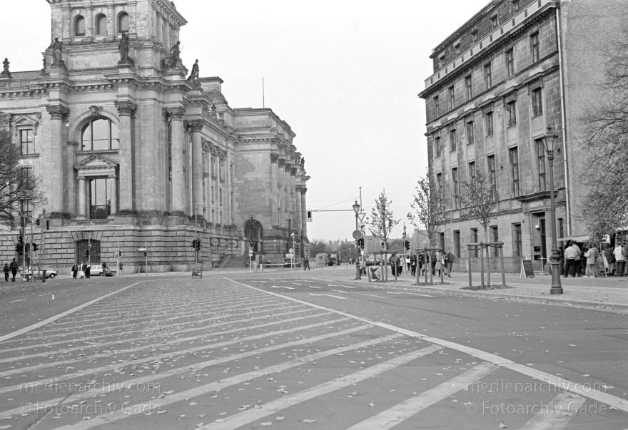 Berlin. Ehemaliger Mauerstreifen zwischen Reichstag und Brandenburger Tor.
23. 10. 1994. Berlin. Mitte. Tiergarten. Ehemaliger Mauerstreifen zwischen Reichstag und Brandenburger Tor.
Schlüsselwörter: Berlin;Deutschland;Germany;Mitte;Reichstag;1994;Tiergarten