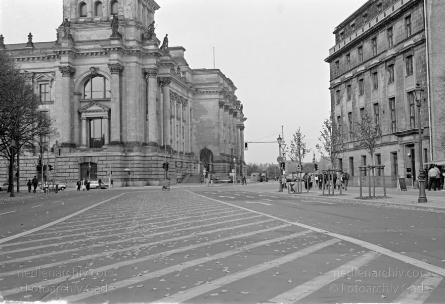 Berlin. Reichstag. Ebertstraße. Tiergarten
23. 10. 1994. Berlin. Mitte. Regierungsviertel. Reichstag. Ebertstraße. Tiergarten
Schlüsselwörter: Berlin;Deutschland;Ebertstraße;Germany;Mitte;Regierungsviertel;Reichstag;1994;Tiergarten