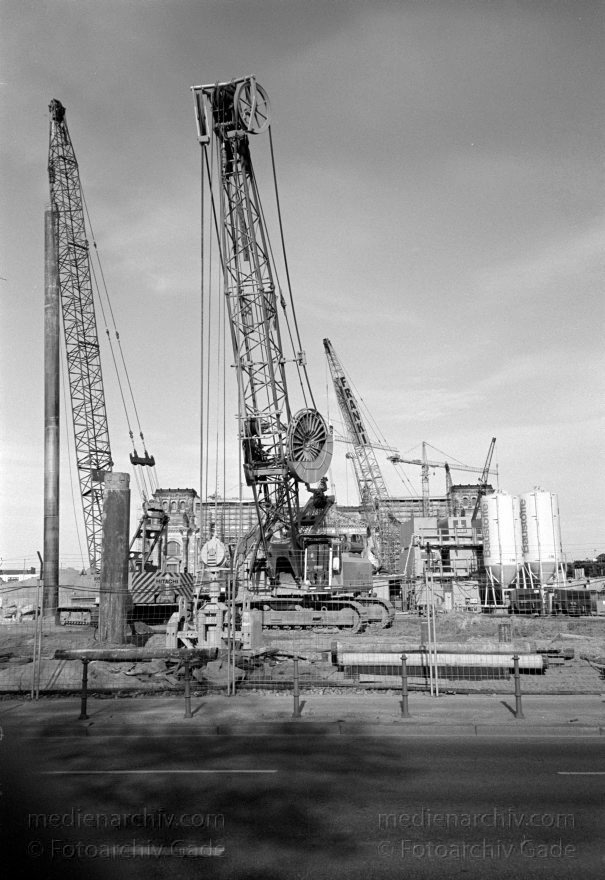 Berlin. Bauarbeiten am Reichstag. Baustelle
Juli 1996. Berlin. Mitte. Tiergarten. Bauarbeiten am Reichstag. Baustelle
Schlüsselwörter: Baustelle;Berlin;Deutschland;Germany;Mitte;Reichstag;1996;Tiergarten