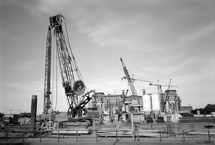 Berlin. Bauarbeiten am Reichstag. Baustelle
Juli 1996. Berlin. Mitte. Tiergarten. Bauarbeiten am Reichstag. Baustelle
Schlüsselwörter: Baustelle;Berlin;Deutschland;Germany;Mitte;Reichstag;1996;Tiergarten