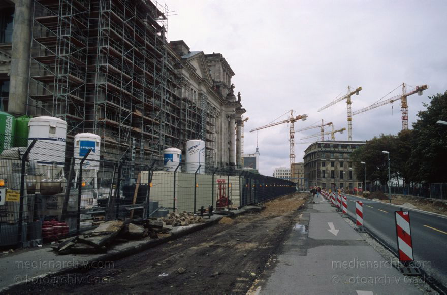 Berlin. Baustelle am Reichstag.
Oktober 1998. Berlin. Mitte. Tiergarten. Baustelle am Reichstag.
Schlüsselwörter: Berlin;Deutschland;Germany;Mitte;Regierungsviertel;Reichstag;1998;Tiergarten