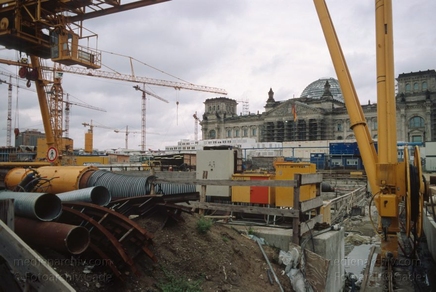 Berlin. Baustelle am Reichstag.
Oktober 1998. Berlin. Mitte. Tiergarten. Baustelle am Reichstag.
Schlüsselwörter: Berlin;Deutschland;Germany;Mitte;Regierungsviertel;Reichstag;1998;Tiergarten