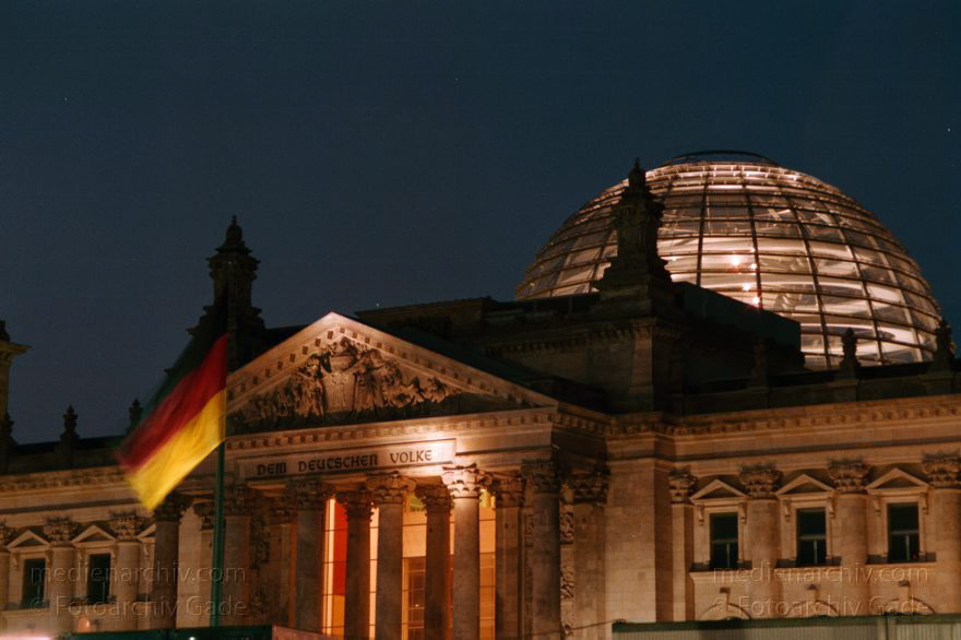 Berlin. Reichstagsgebäude.
3. Juli 1999. Berlin. Mitte. Tiergarten. Reichstagsgebäude.
Schlüsselwörter: Berlin;Deutschland;Germany;Mitte;Nacht;Reichstag;Reichstagsgebäude;1999;Tiergarten