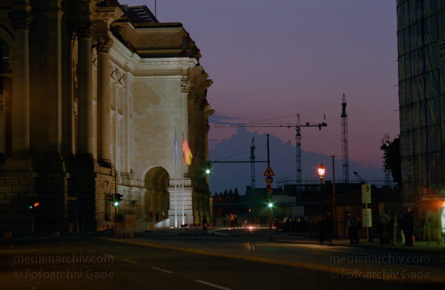 Berlin. Nachtaufnahme. Reichstag
Juli 1999. Berlin. Mitte. Tiergarten. Regierungsviertel. Nachtaufnahme. Reichstag
Schlüsselwörter: Berlin;Deutschland;Germany;Mitte;Nachtaufnahme;Regierungsviertel;Reichstag;1999;Tiergarten