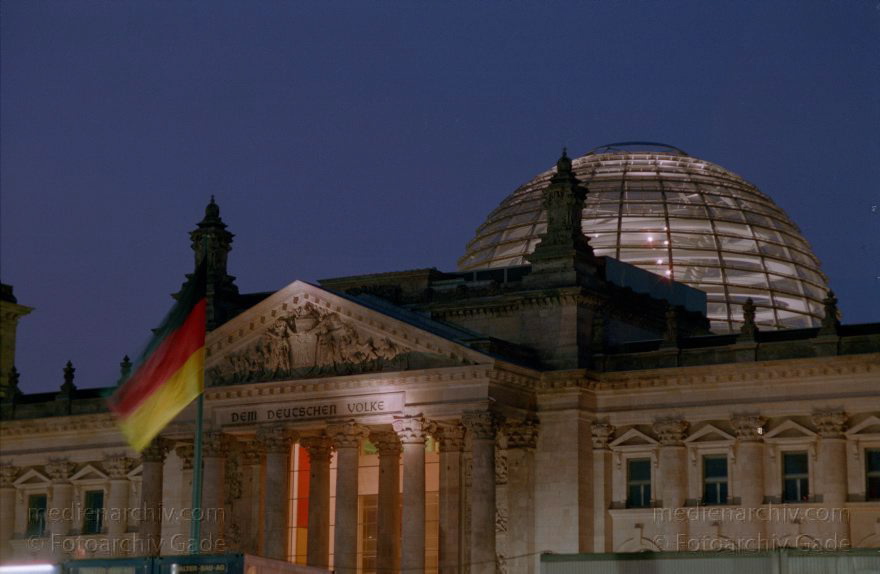 Berlin. Nachtaufnahme. Beleuchtete Reichstagskuppel
Juli 1999. Berlin. Mitte. Tiergarten. Regierungsviertel. Nachtaufnahme. Beleuchtete Reichstagskuppel
Schlüsselwörter: Berlin;Deutschland;Germany;Mitte;Nachtaufnahme;Regierungsviertel;Reichstag;Reichstagskuppel;1999;Tiergarten