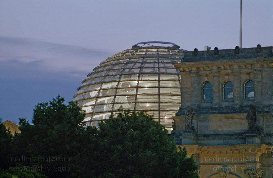 Berlin. Nachtaufnahme. Beleuchtete Reichstagskuppel
Juli 1999. Berlin. Mitte. Tiergarten. Regierungsviertel. Nachtaufnahme. Beleuchtete Reichstagskuppel
Schlüsselwörter: Berlin;Deutschland;Germany;Mitte;Nachtaufnahme;Regierungsviertel;Reichstag;Reichstagskuppel;1999;Tiergarten
