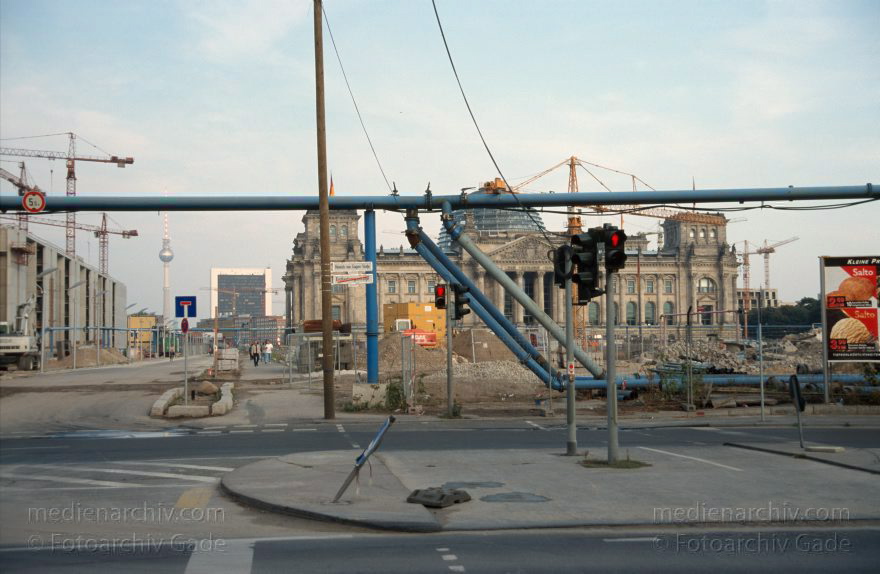 Berlin. Baustelle am Reichstag
September 1999. Berlin. Mitte. Tiergarten. Regierungsviertel. Baustelle am Reichstag
Schlüsselwörter: Berlin;Deutschland;Germany;Mitte;Regierungsviertel;Reichstag;1999;Tiergarten