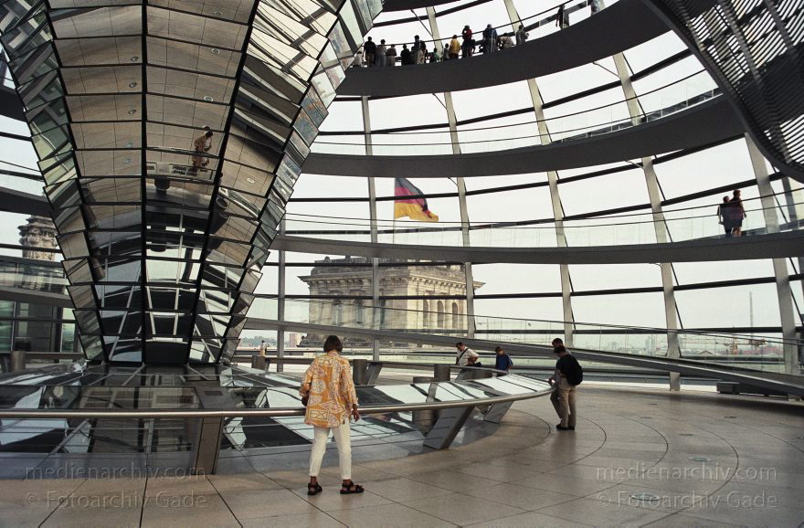 Berlin. In der Kuppel auf dem Reichstag. Spiegel
Juni 2000. Berlin. Mitte. Tiergarten. Regierungsviertel. In der Kuppel auf dem Reichstag. Spiegel
Schlüsselwörter: Berlin;Deutschland;Germany;Kuppel;Mitte;Regierungsviertel;Reichstag;Spiegel;2000;Tiergarten